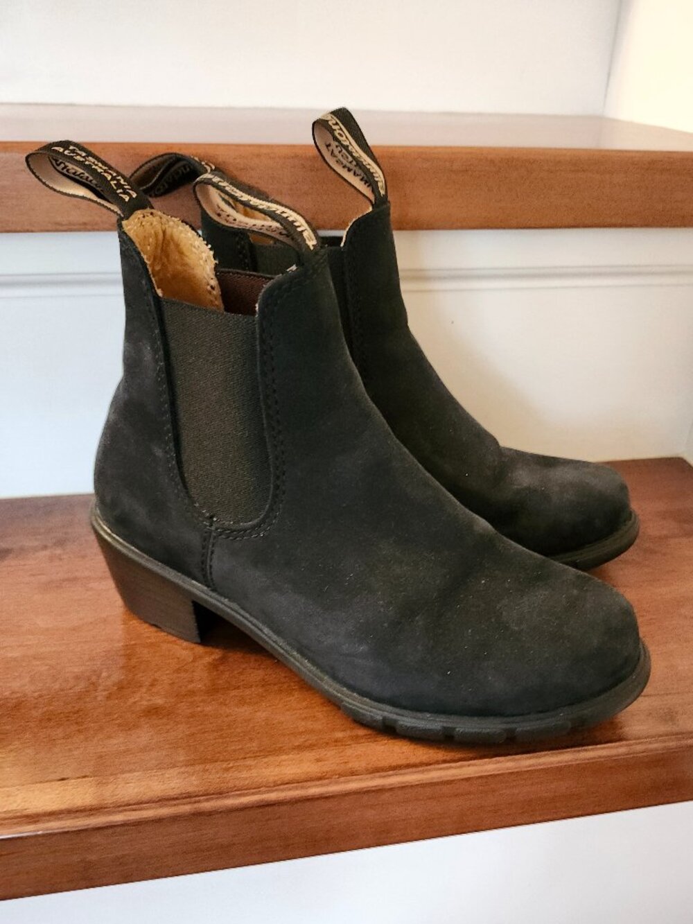 Blundstone heel chelsea black boots in women's size US 6.5